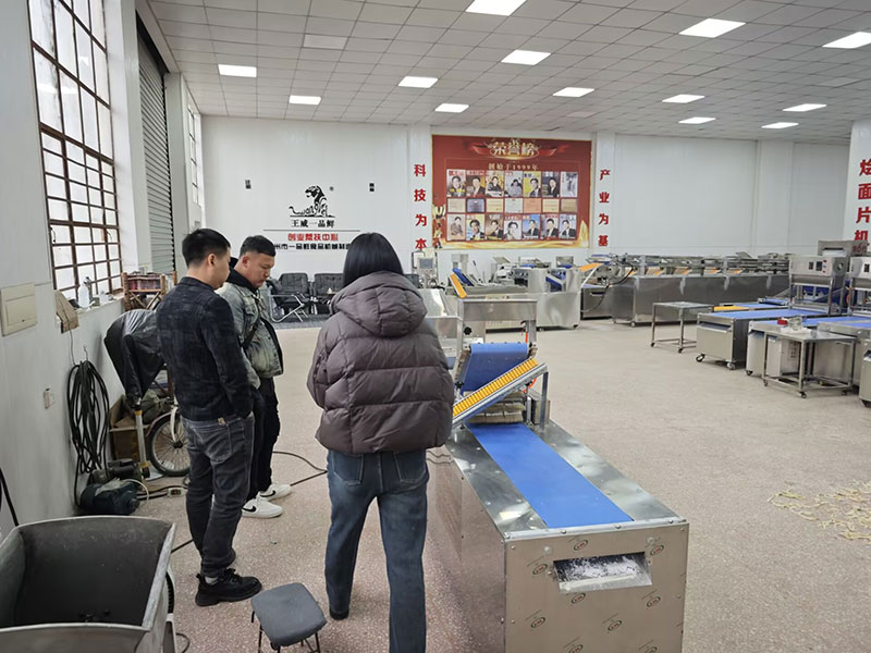 蘭州小伙創(chuàng)業(yè)做扯面拉條子批發(fā)(圖1) 多功能扯面拉條子機(jī)