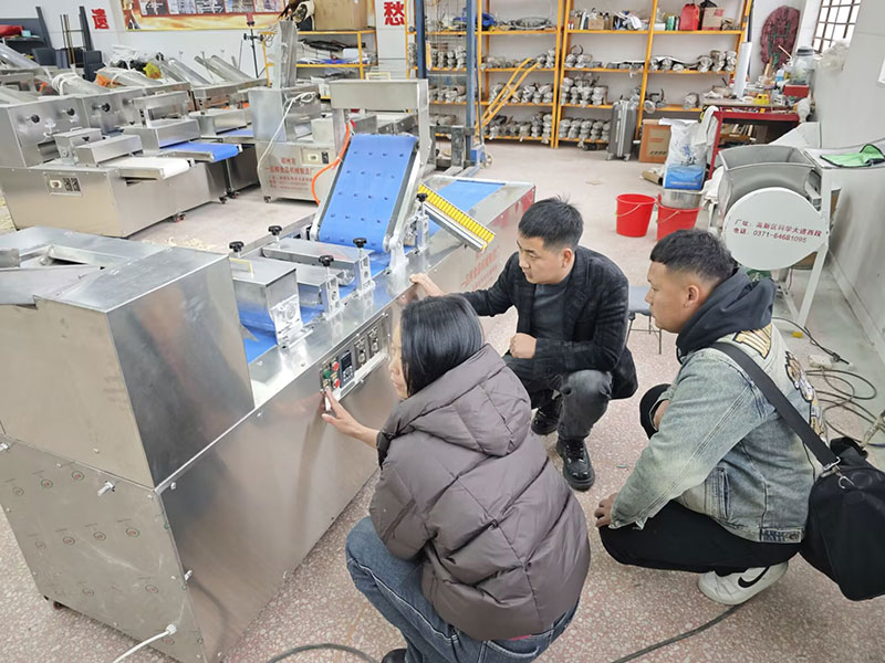 蘭州小伙創(chuàng)業(yè)做扯面拉條子批發(fā)(圖2) 多功能扯面拉條子機(jī)