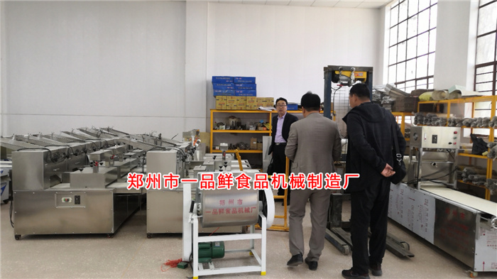 甘肅客戶考察多功能拉條機(jī) 甘肅客戶考察多功能拉條機(jī)